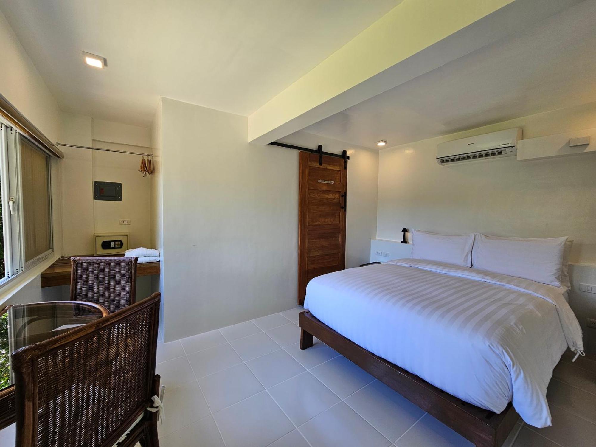 Edgewater Dive & Spa Resort Puerto Galera Exterior foto